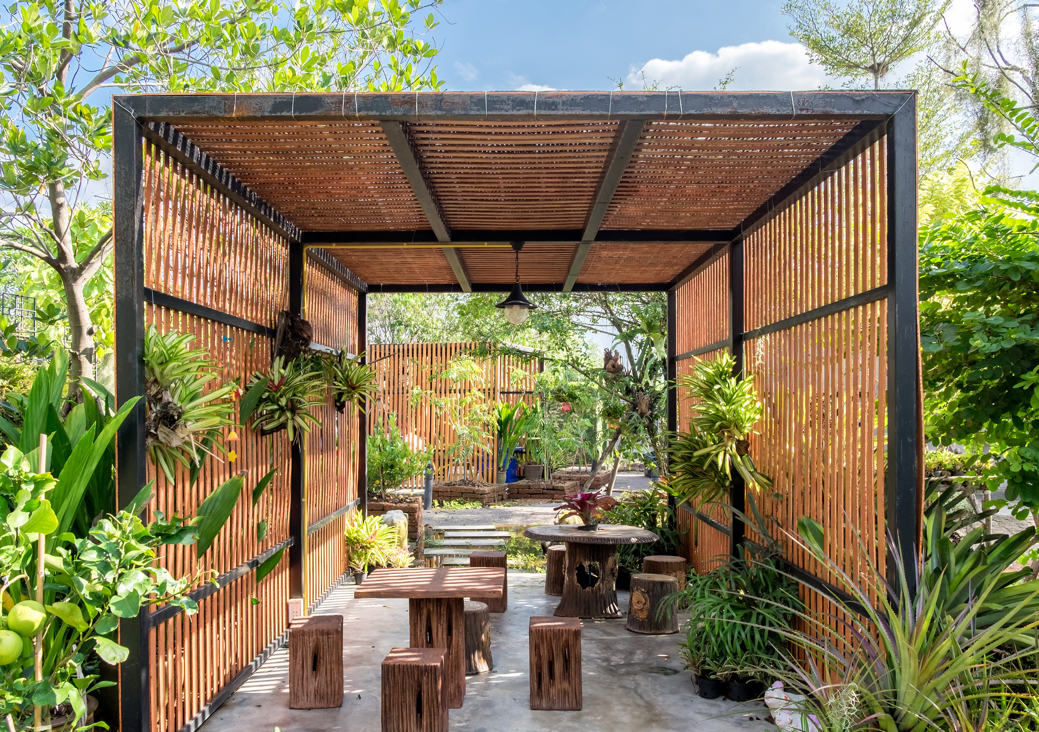Najpopularniji trendovi u uređenju dvorišta: Oživite svoj prostor zelenilom