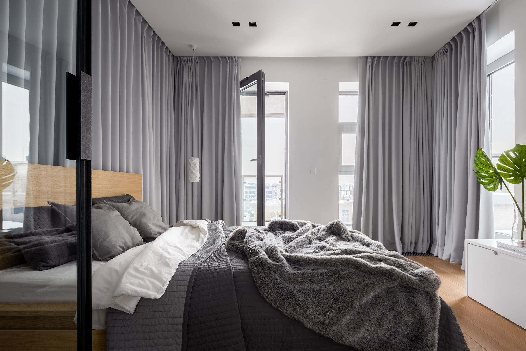 Mala spavaća soba: Transformacija prostora uz pomoć zavesa