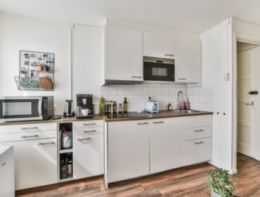 Kompaktno i korisno: Mini frižider u maloj kuhinji