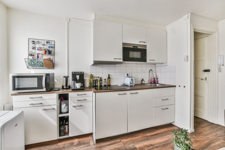 Kompaktno i korisno: Mini frižider u maloj kuhinji