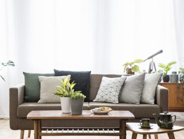 Dekorativni jastučići na sofi: Kako ih uskladiti?