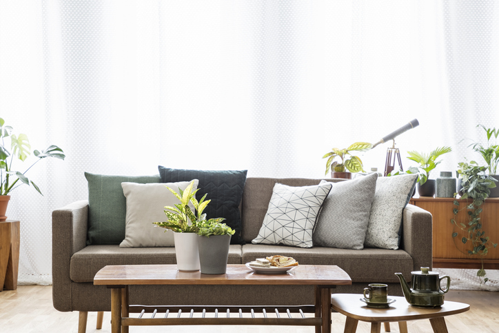 Dekorativni jastučići na sofi: Kako ih uskladiti?