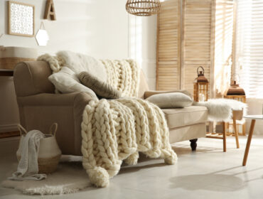 Topla i udobna dnevna soba za uživanje tokom zime