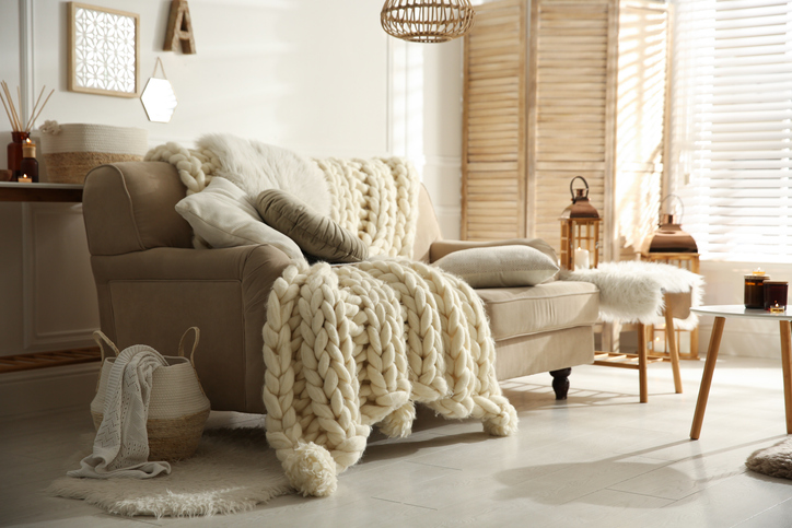 Topla i udobna dnevna soba za uživanje tokom zime