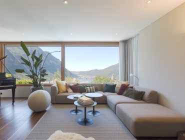 Moderne dnevne sobe sa velikim prozorima: Uživanje u enterijeru kao i u pogledu