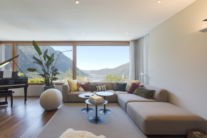 Moderne dnevne sobe sa velikim prozorima: Uživanje u enterijeru kao i u pogledu