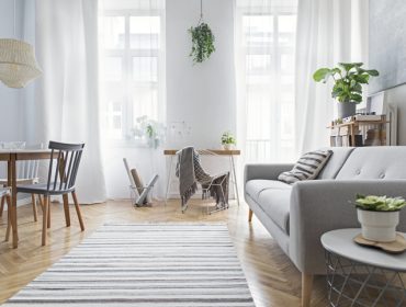 Izazov malih stanova: Usklađivanje trpezarijskog stola i stolica sa nameštajem u dnevnoj sobi