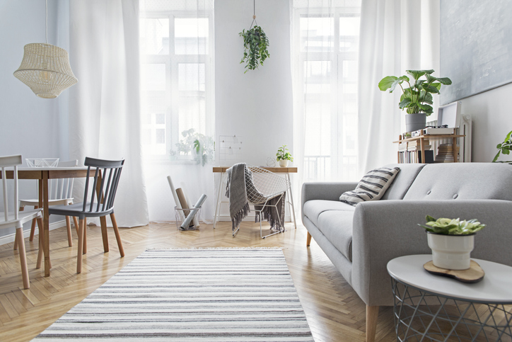 Izazov malih stanova: Usklađivanje trpezarijskog stola i stolica sa nameštajem u dnevnoj sobi