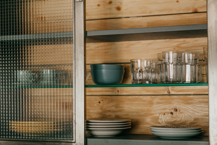 Rebrasto staklo u kuhinji: Stil, praktičnost i čar Antike