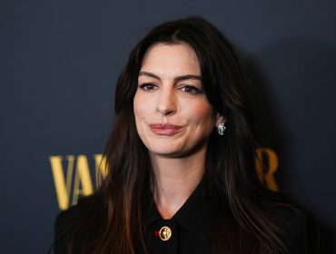 Kako Anne Hathaway uređuje dnevnu sobu za savršeno druženje: Ideje za vaš prostor