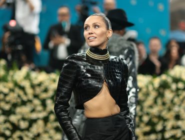 Kafe stočić Miley Cyrus: Spoj umetnosti i ličnog pečata
