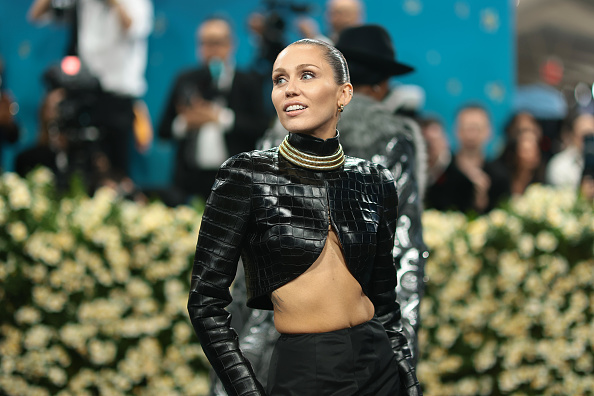 Kafe stočić Miley Cyrus: Spoj umetnosti i ličnog pečata Kafe stočić Miley Cyrus: Spoj umetnosti i ličnog pečata