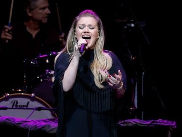Plave i bele pruge: Tajna „old money“ estetike u enterijeru Kelly Clarkson