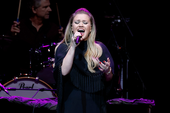 Plave i bele pruge: Tajna „old money“ estetike u enterijeru Kelly Clarkson