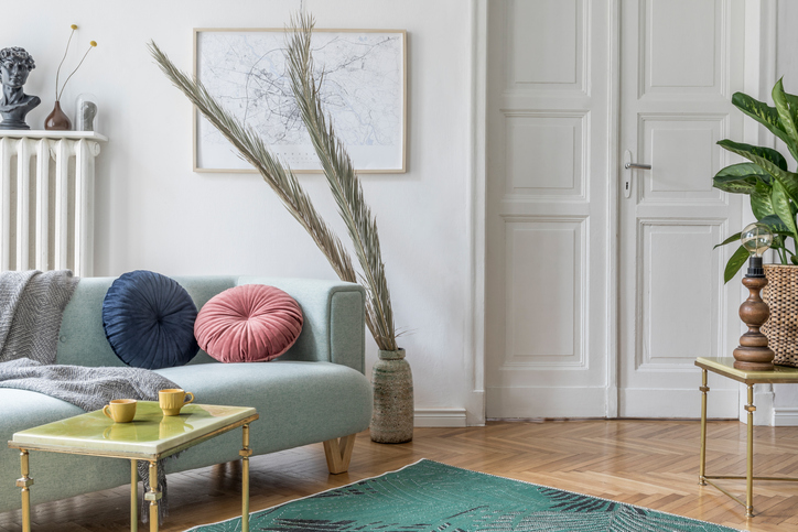 Vintage šarm u 60 kvadrata: stan pun boja, svetlosti i istorije