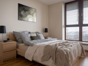 Kako urediti malu spavaću sobu: pametna rešenja za više prostora