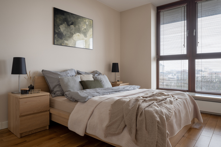 Kako urediti malu spavaću sobu: pametna rešenja za više prostora