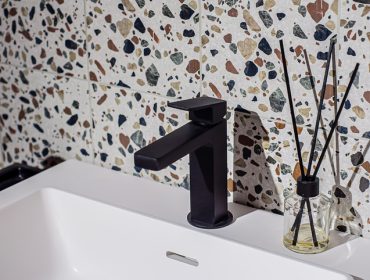 Kako pravilno očistiti crne baterije u kupatilu i sačuvati njihov moderan izgled